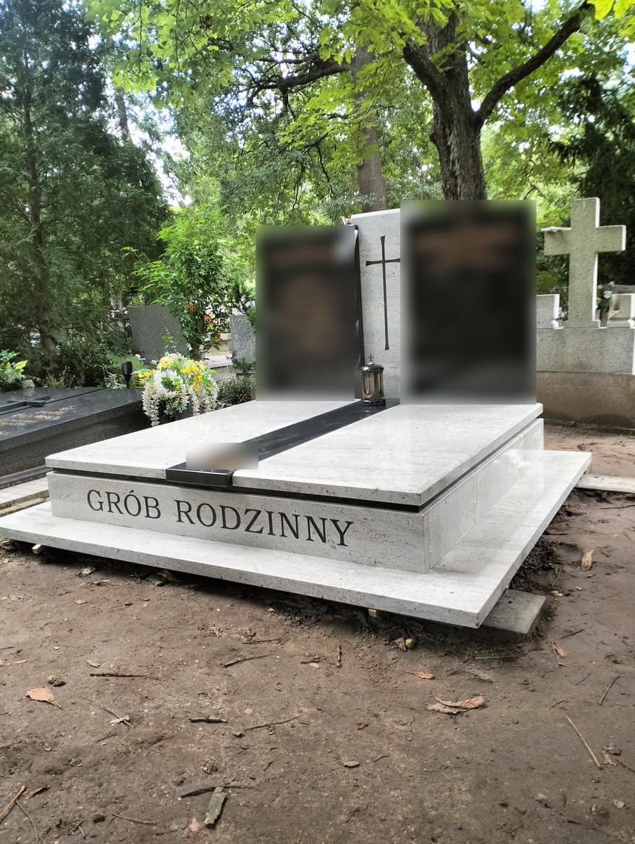 Grobowiec rodzinny – jasny granit z czarnymi tablicami