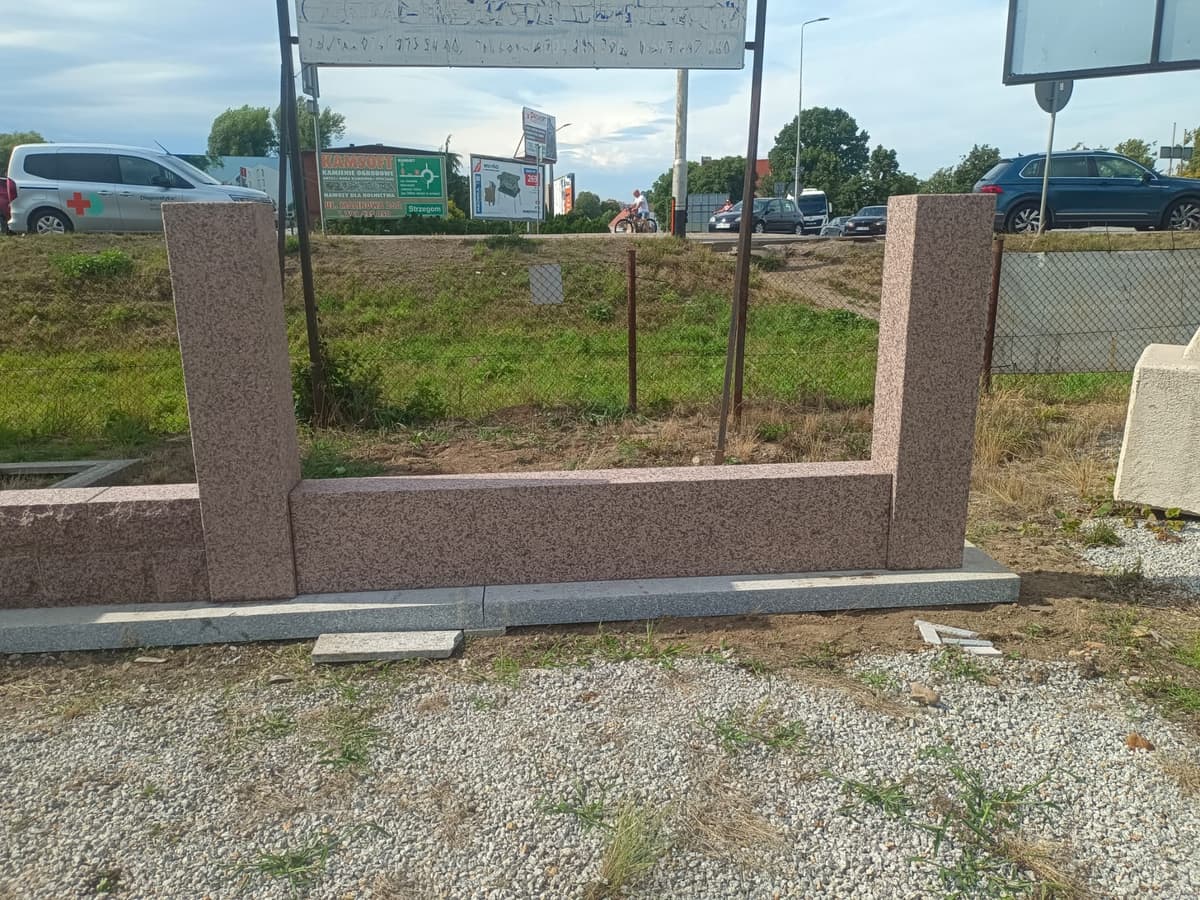 Mur z bloczków granitowych