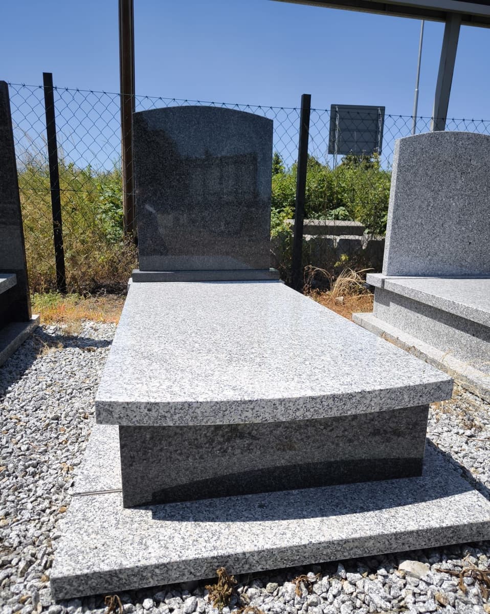 Nagrobek pojedynczy – granit strzegomski