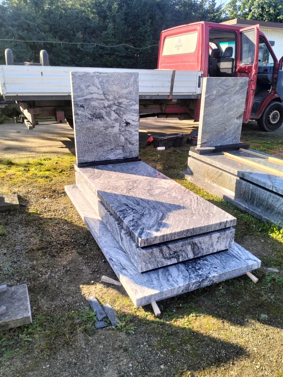 Płyty granitowe przygotowane do montażu