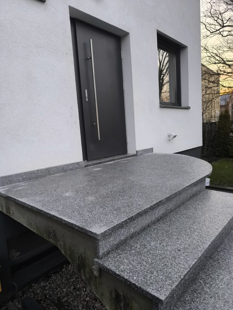 Podest wejściowy – granit szary