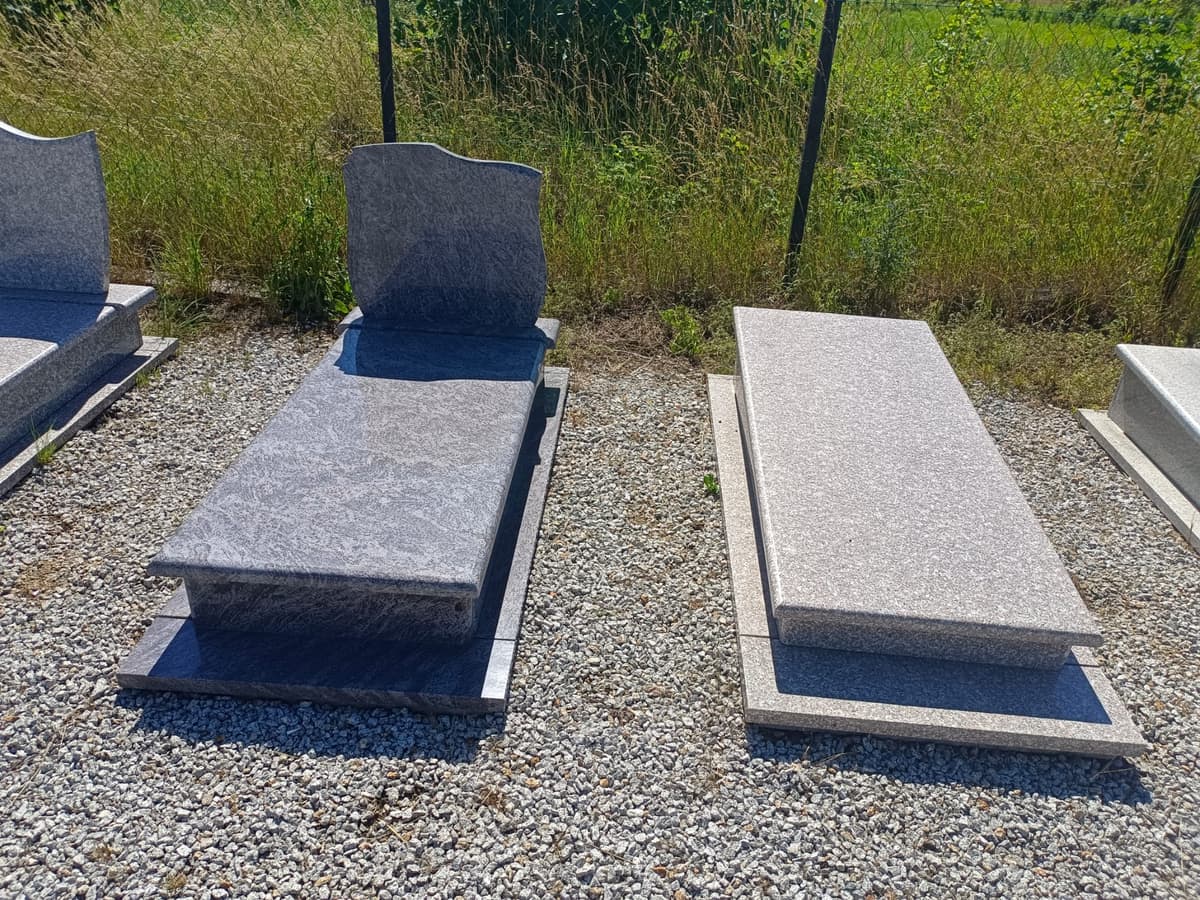 Pomniki granitowe gotowe do montażu