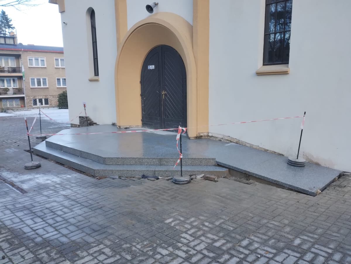 Schody i podest przy kościele
