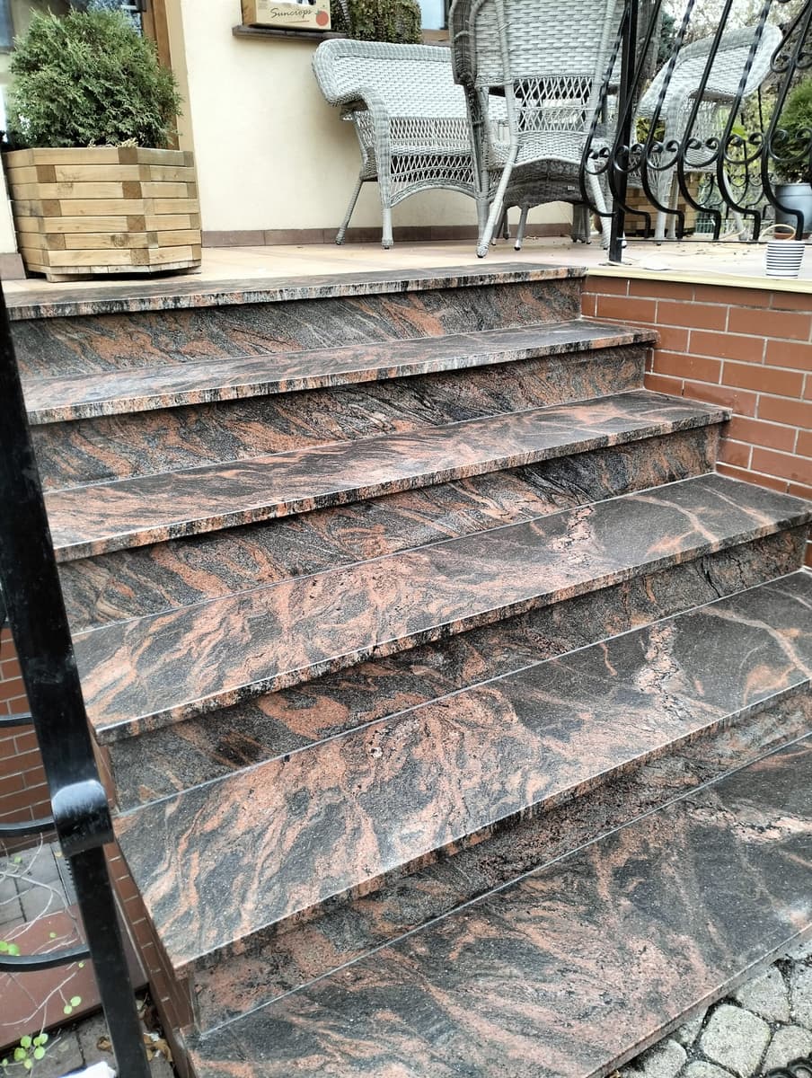 Schody tarasowe – granit wielobarwny